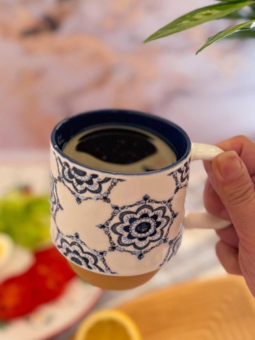 ماگ سرامیکی داخل رنگی با نقش و طرح آبی