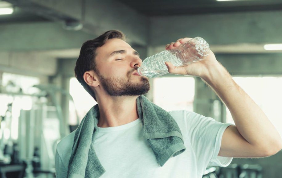 اهمیت مصرف آب برای ورزشکاران در باشگاه